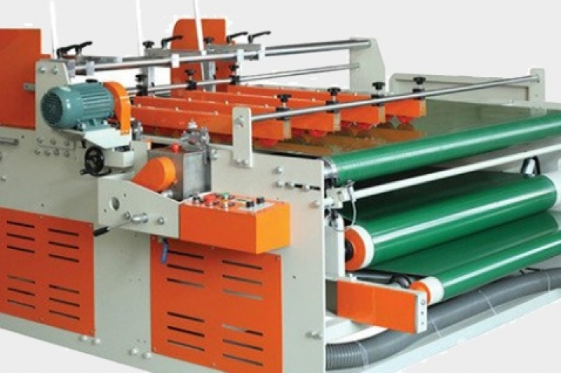 Automatic riveting machine for corrugated box forming